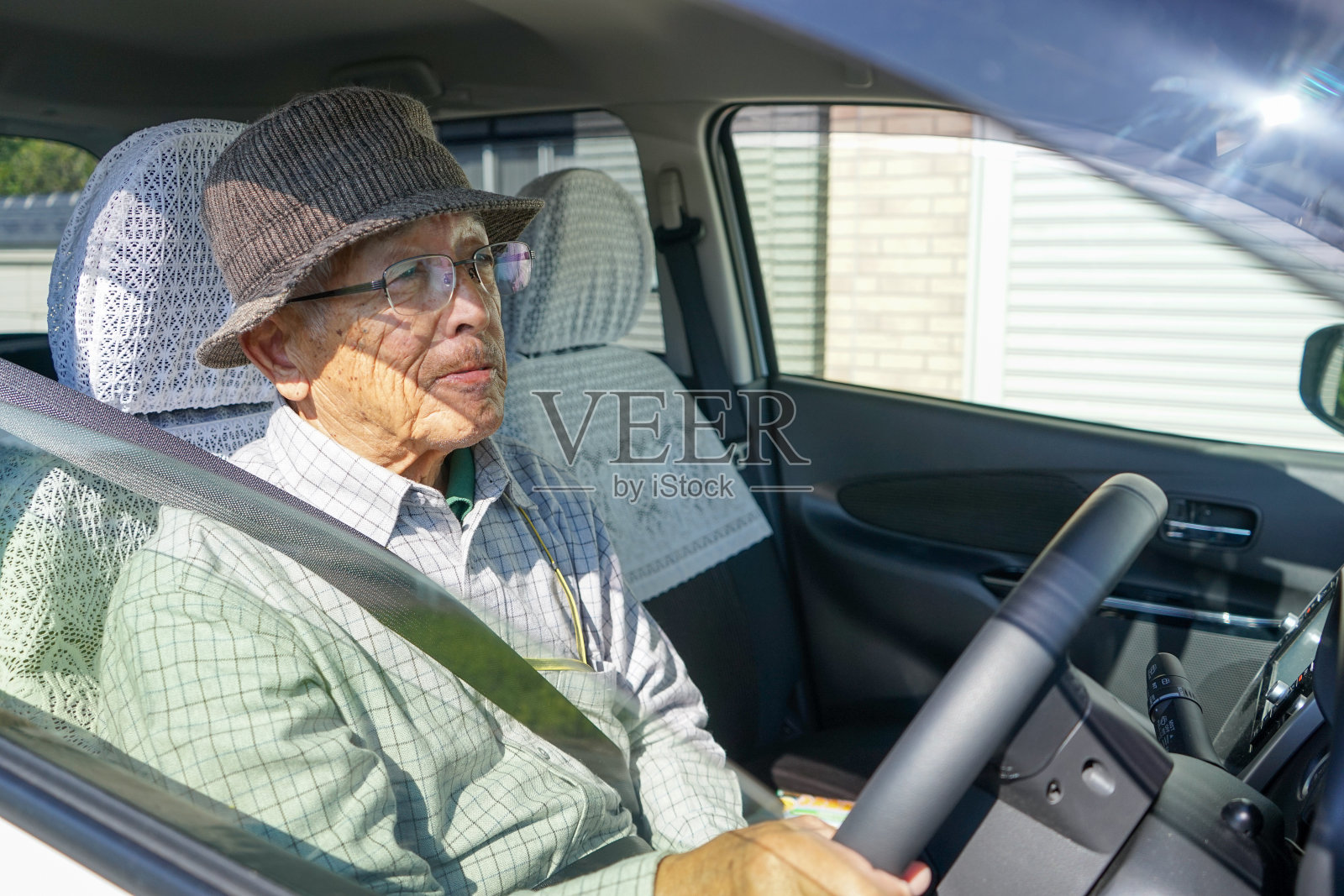 老年人开车照片摄影图片