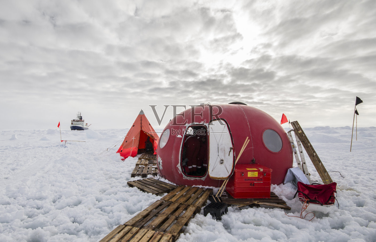 极地研究探险队的冰营地照片摄影图片