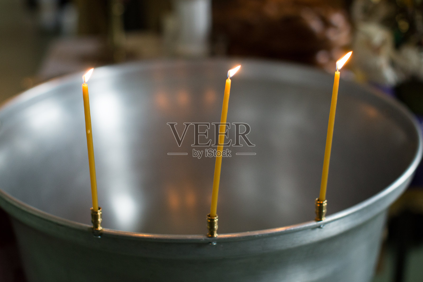 东正教教堂内部有三支蜡烛照片摄影图片
