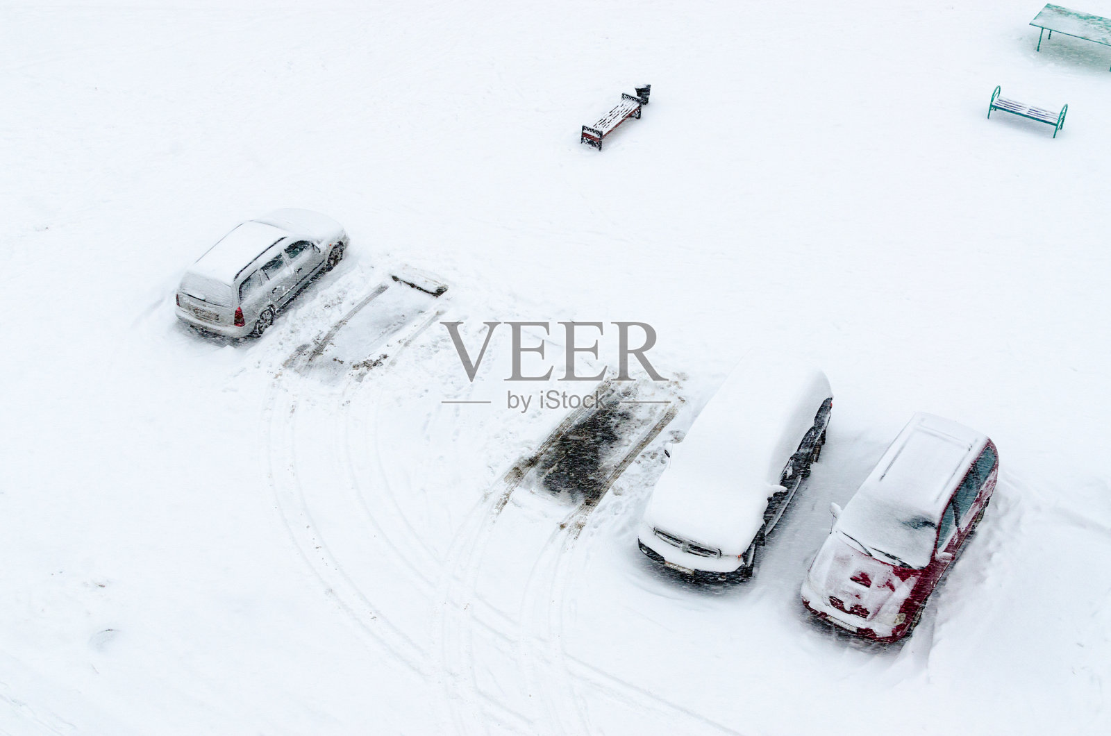 大风雪期间院子里的汽车俯视图照片摄影图片
