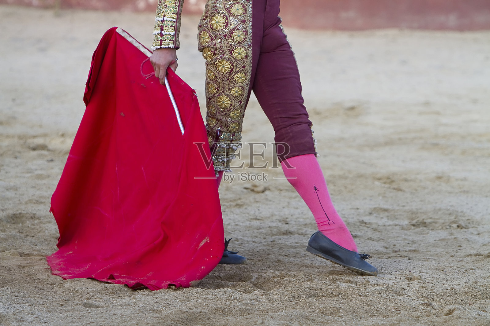 西班牙斗牛士与穆莱塔在竞技场照片摄影图片