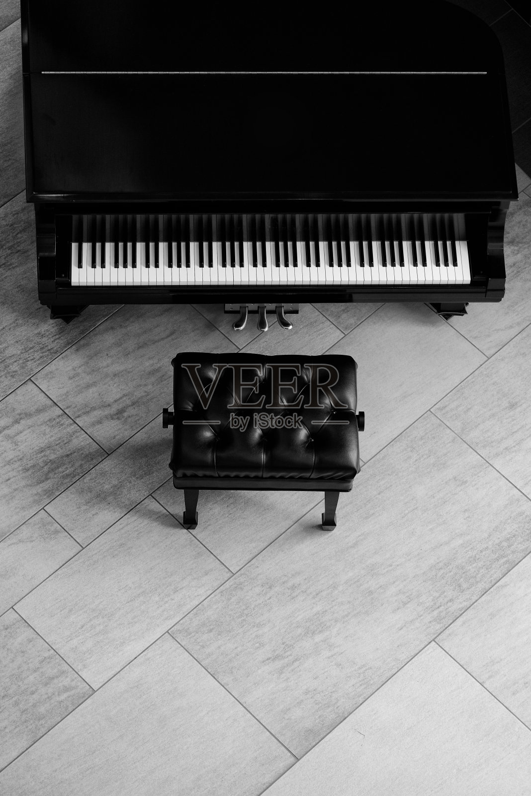 大钢琴和黑色长凳照片摄影图片