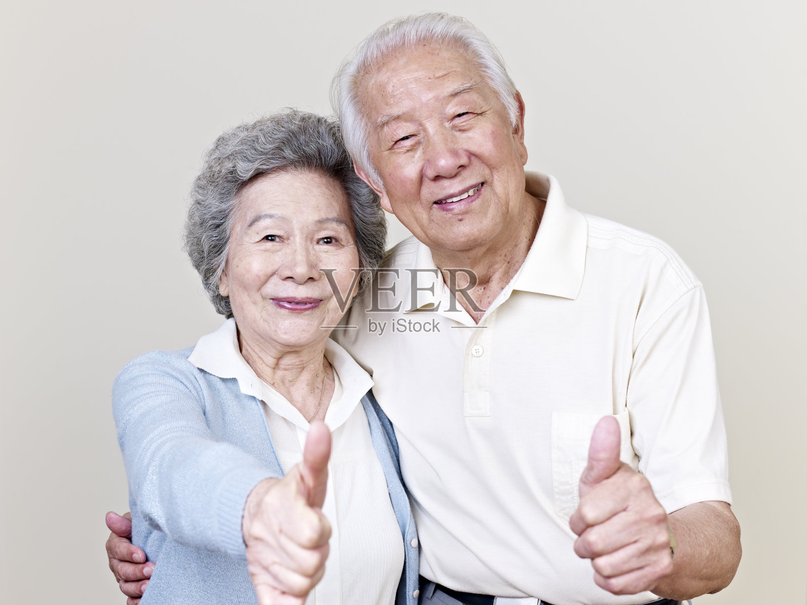 年长的亚洲夫妇竖起大拇指照片摄影图片