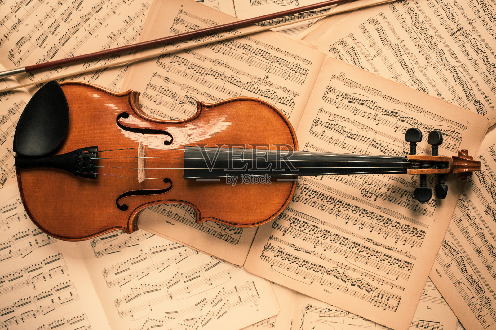小提琴和乐谱照片摄影图片