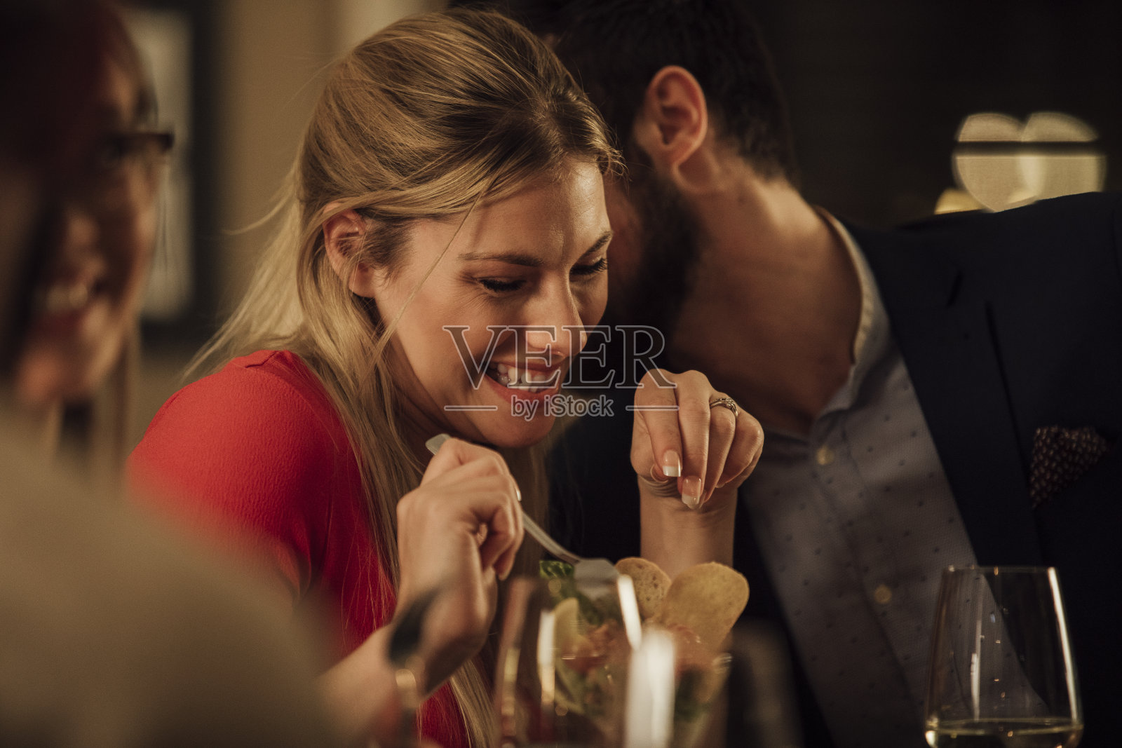 情侣在餐厅接吻照片摄影图片