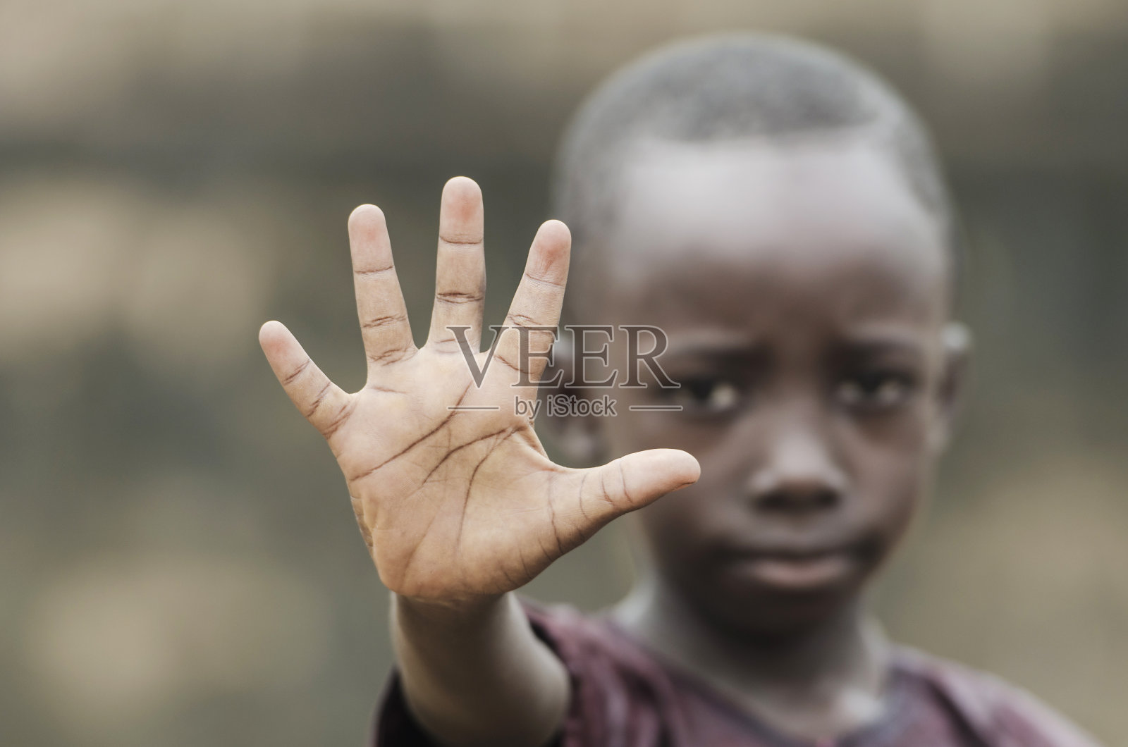 非洲儿童说停止!敬种族主义和战争!照片摄影图片