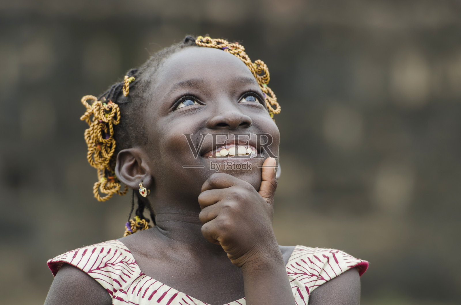 非洲小女孩在黑色大陆上思考她的未来照片摄影图片