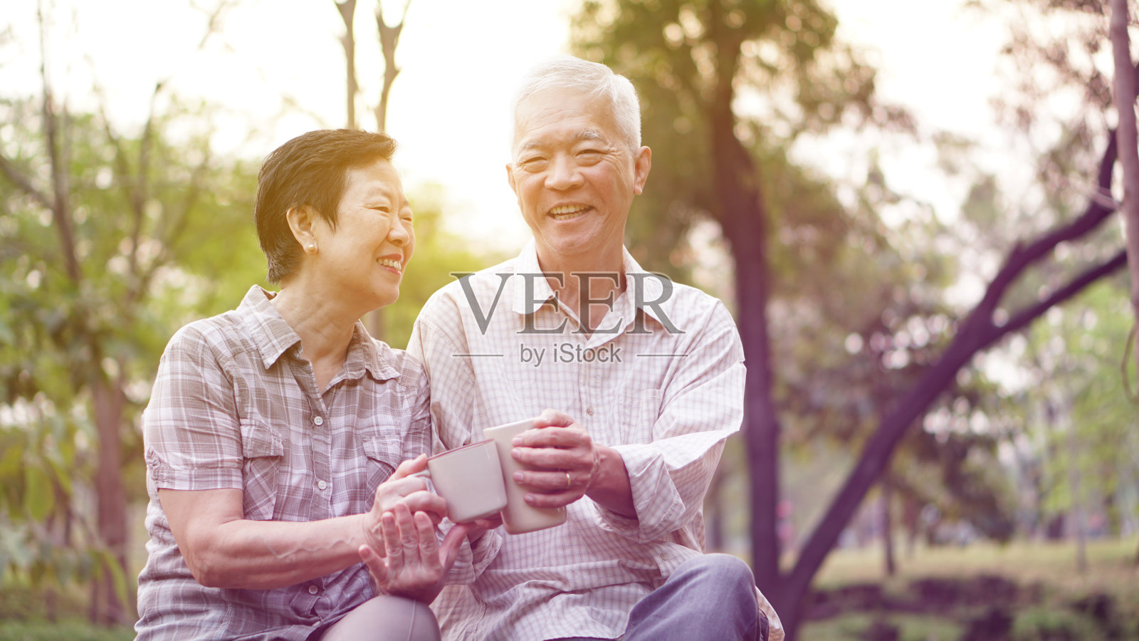 健康的亚洲老年夫妇一起在早上的公园喝咖啡照片摄影图片