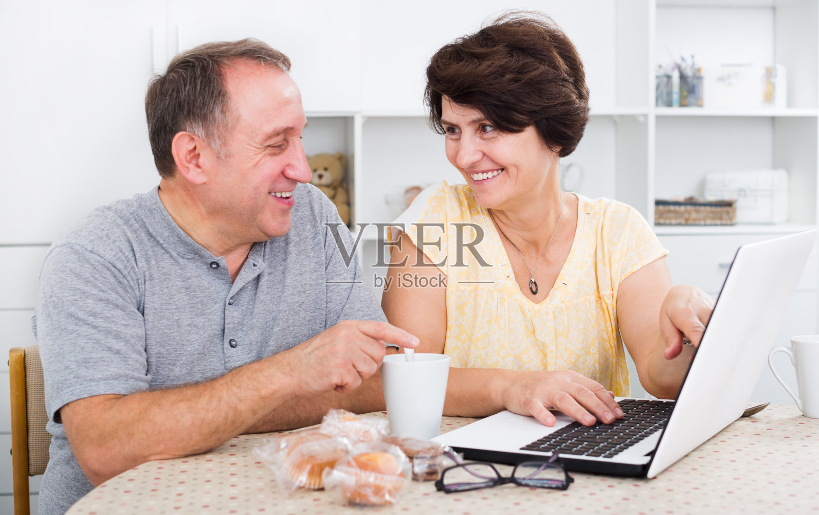 成熟的男人和女人在看笔记本电脑照片摄影图片