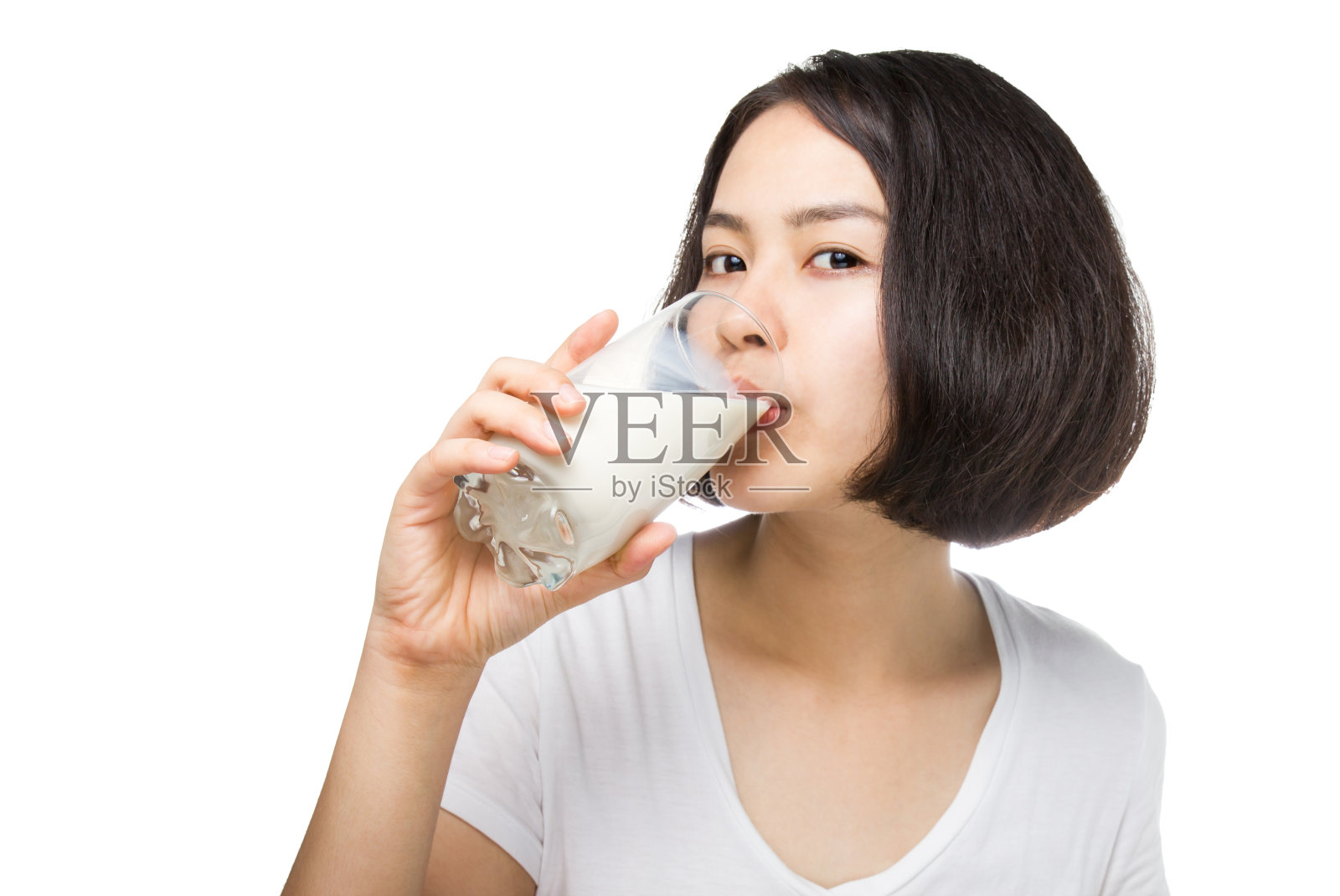可爱健康的女人正在喝玻璃杯里的牛奶。照片摄影图片