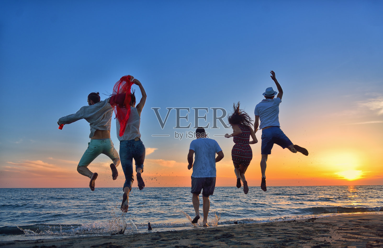 一群年轻人在海滩上跳舞照片摄影图片