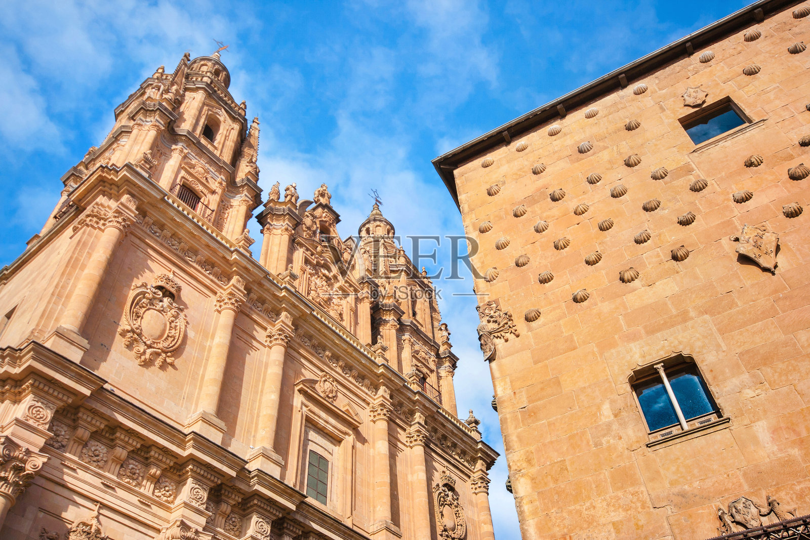 西班牙卡斯蒂利亚里昂萨拉曼卡著名的贝壳屋和克莱列西亚教堂照片摄影图片