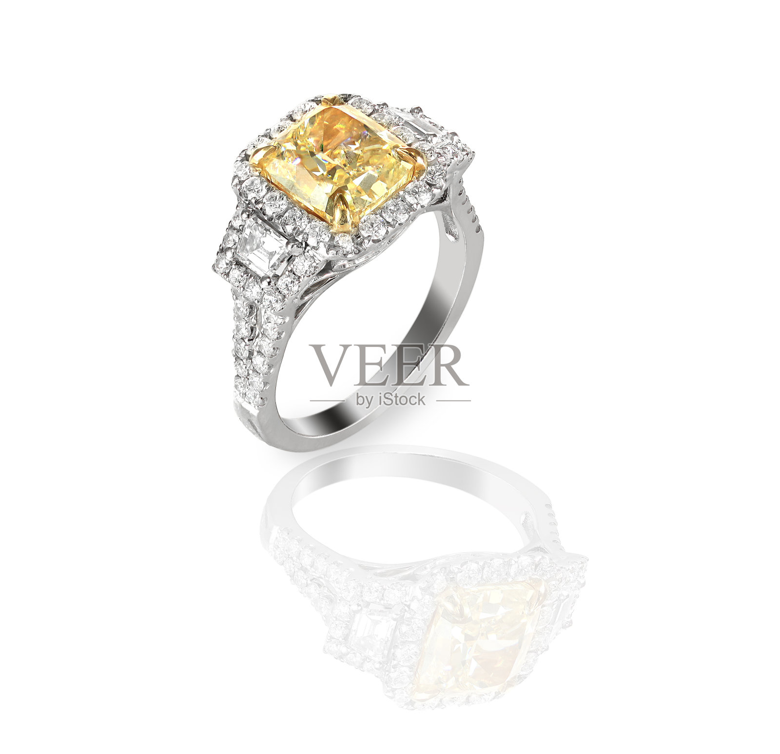 彩色钻石淡黄色在光环设置订婚结婚戒指照片摄影图片