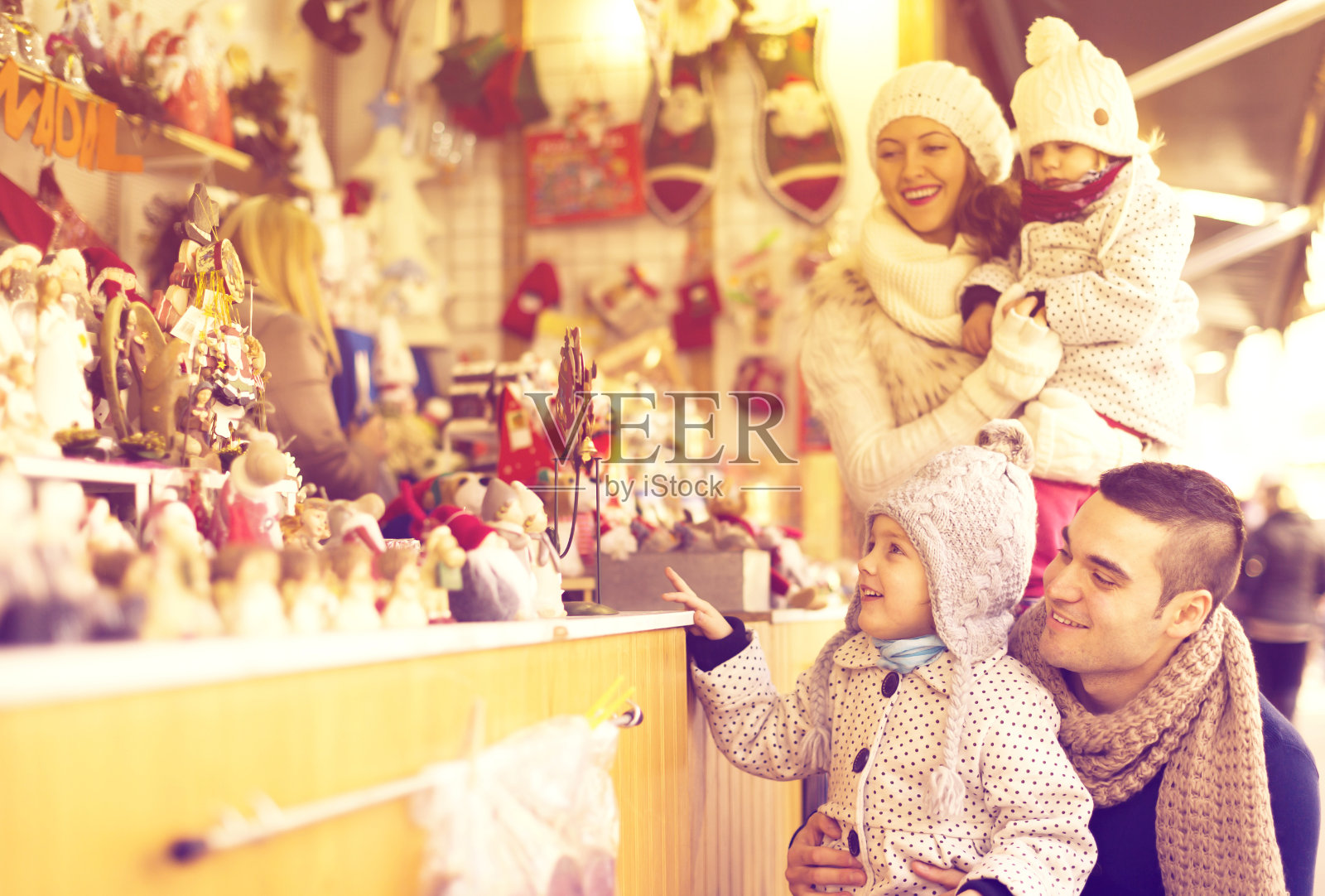 快乐家庭在圣诞市场选择圣诞装饰照片摄影图片