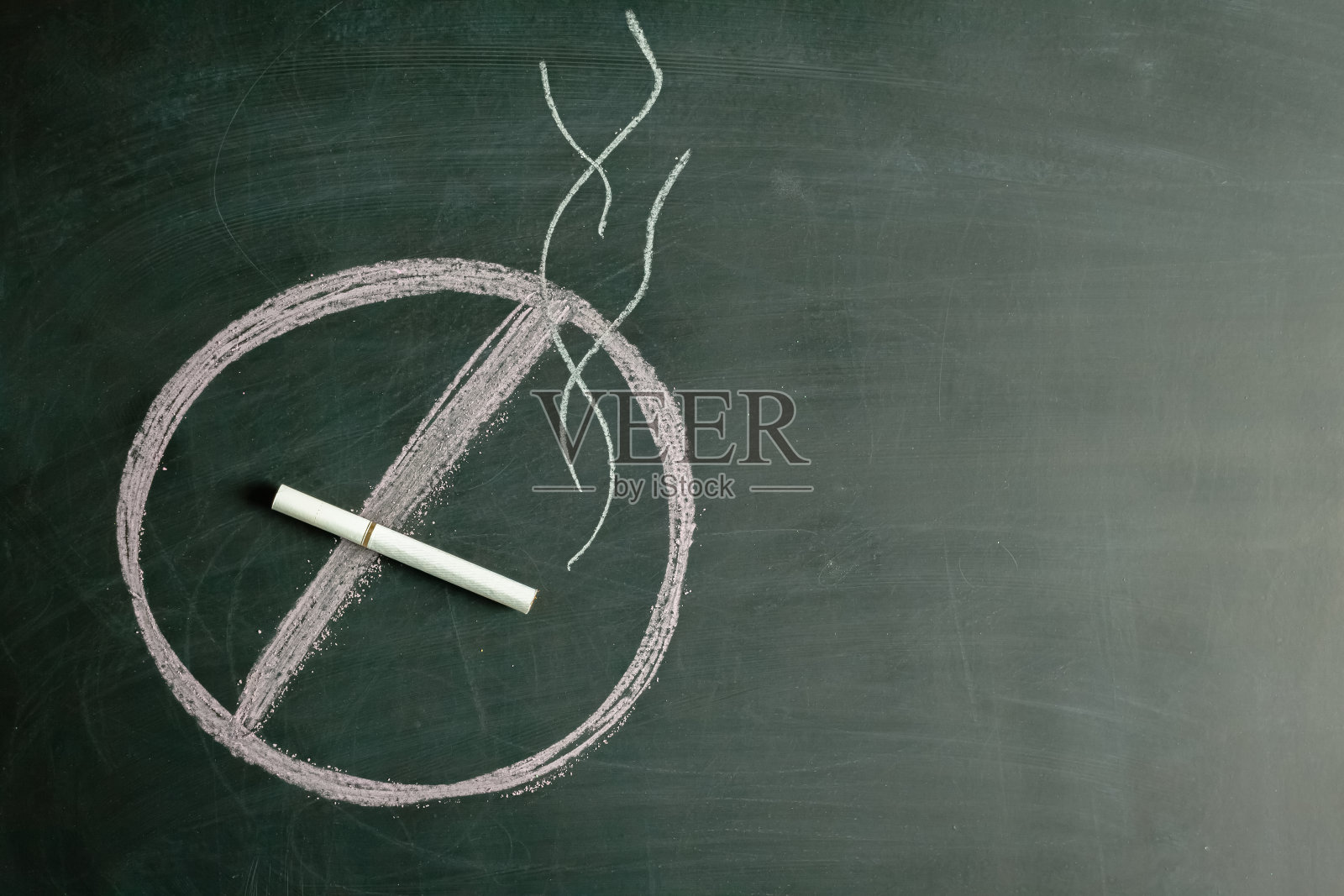 用粉笔在黑板上写着“禁止吸烟”的警告照片摄影图片