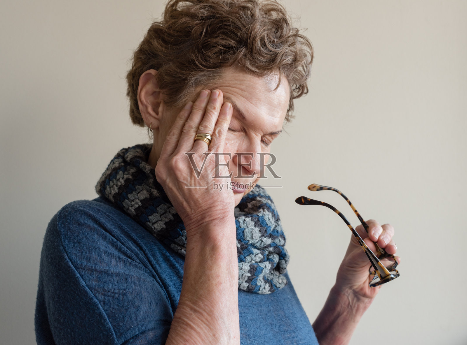 老年妇女揉眼睛照片摄影图片