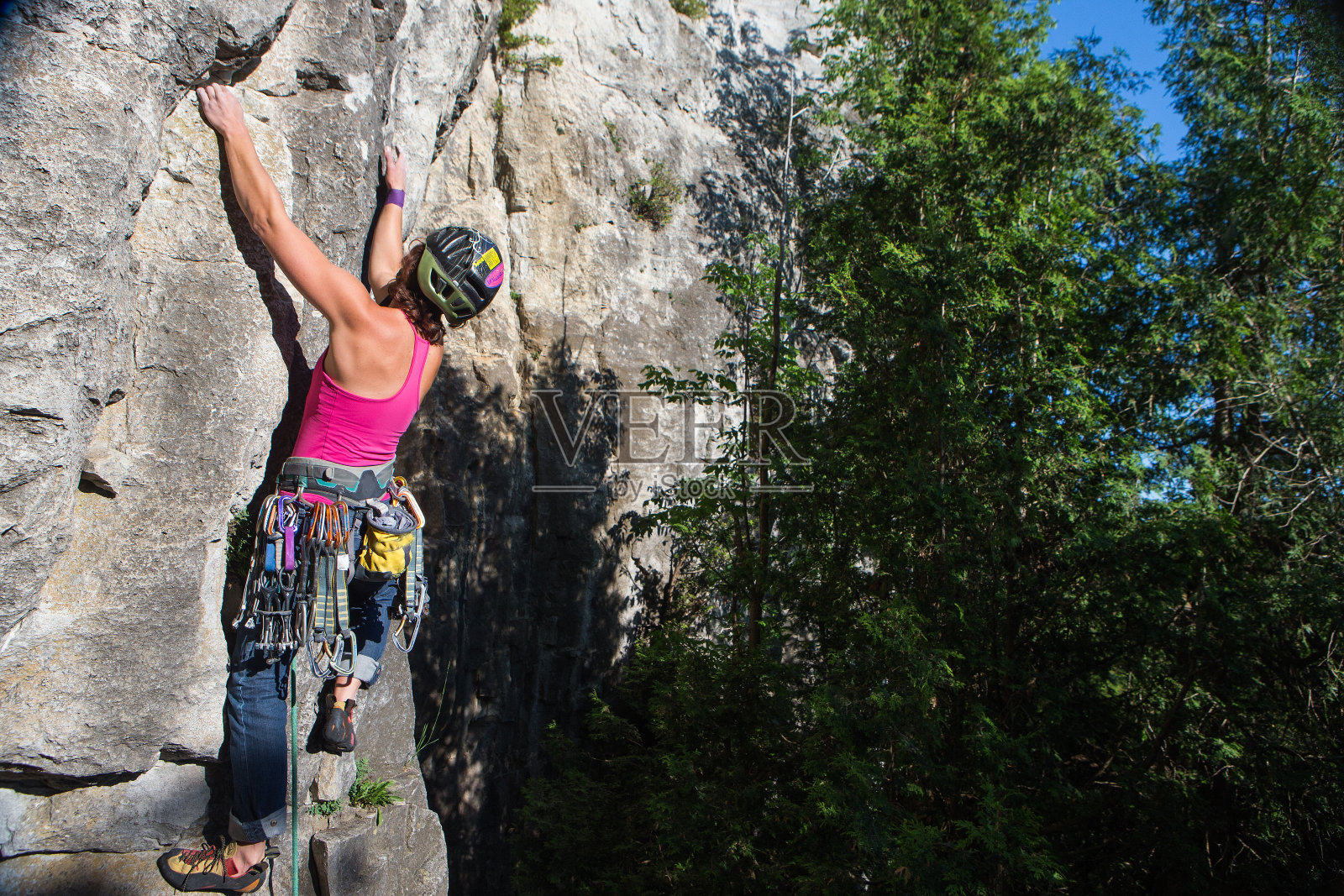 在加拿大安大略省尼亚加拉悬崖上攀岩的女人照片摄影图片