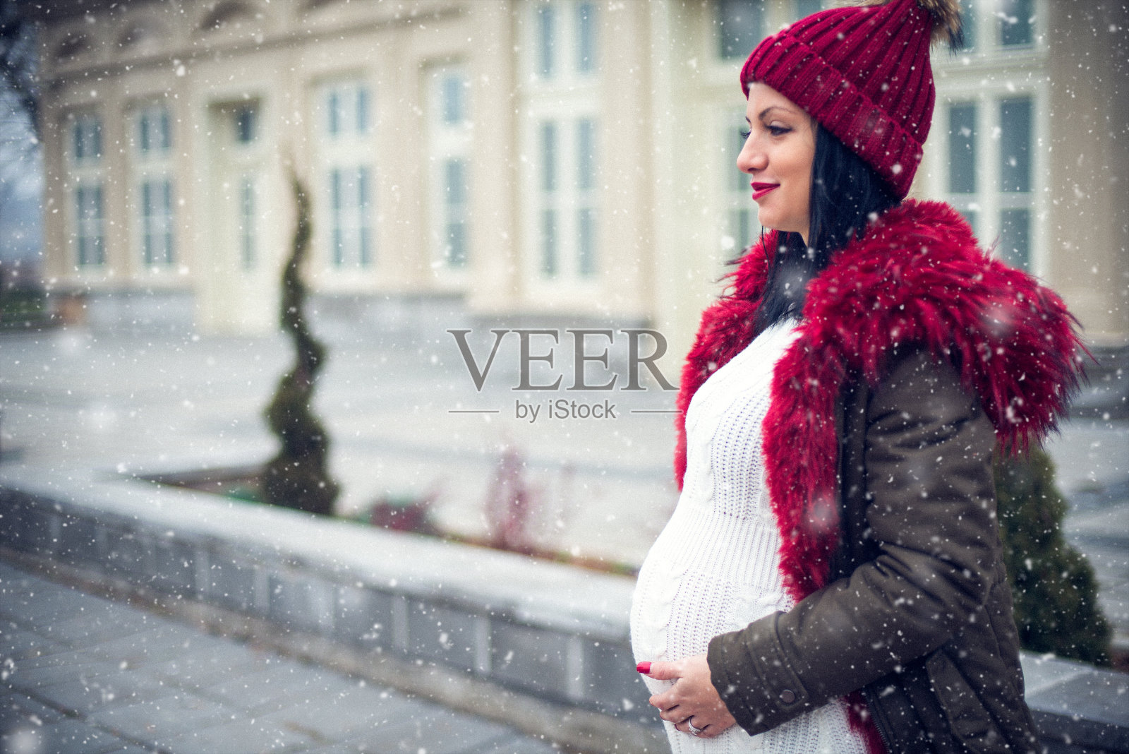 冬季肖像美丽的孕妇照片摄影图片