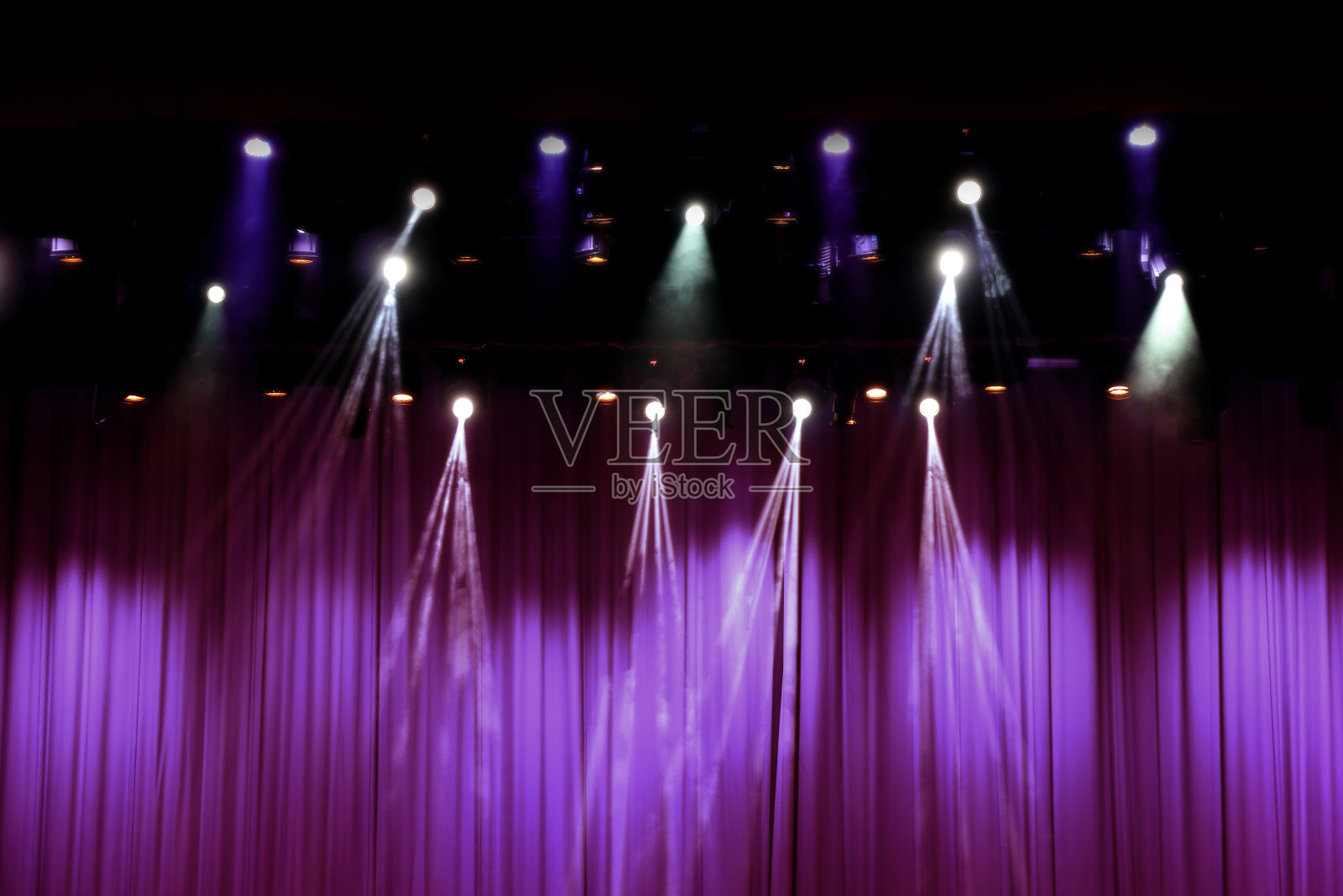 有紫色窗帘和聚光灯的剧场舞台。照片摄影图片