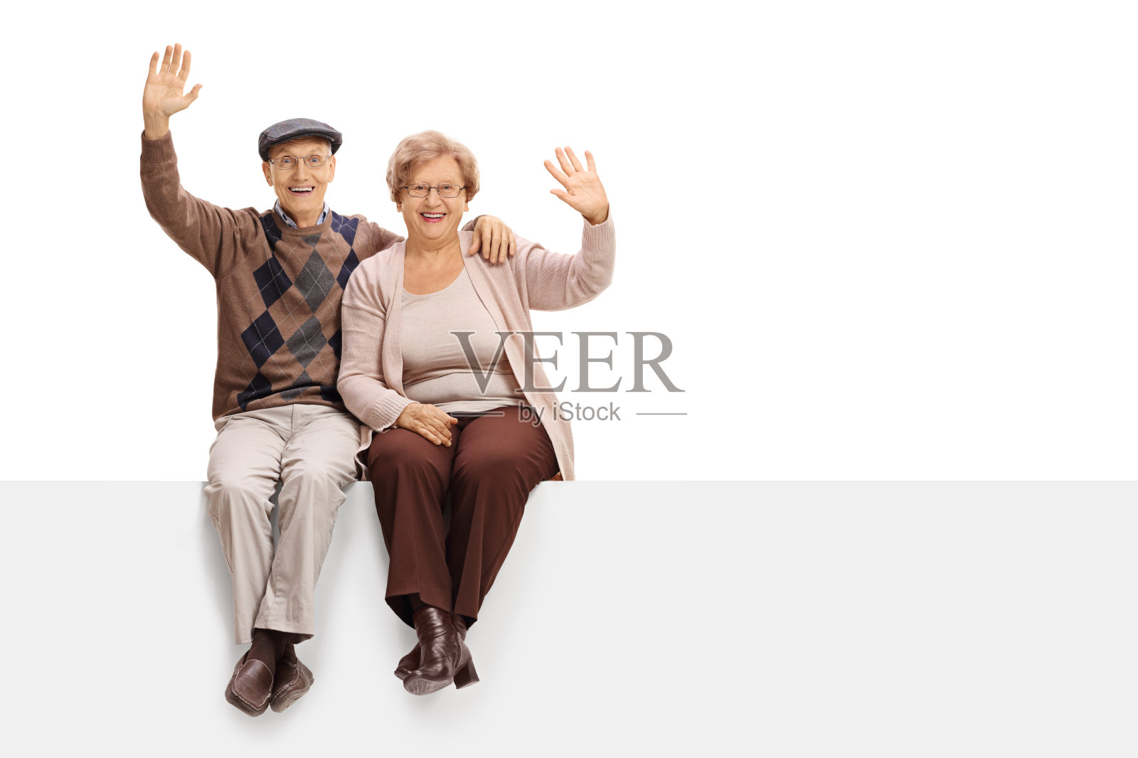 一对快乐的老夫妇坐在座板上挥手照片摄影图片