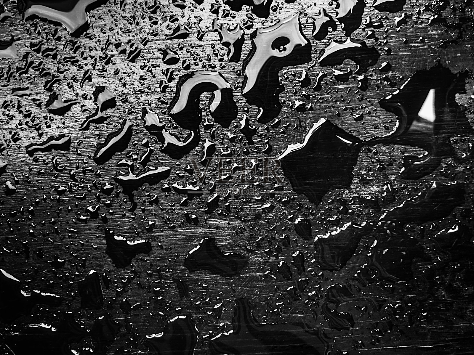 水滴落在黑色背景上照片摄影图片