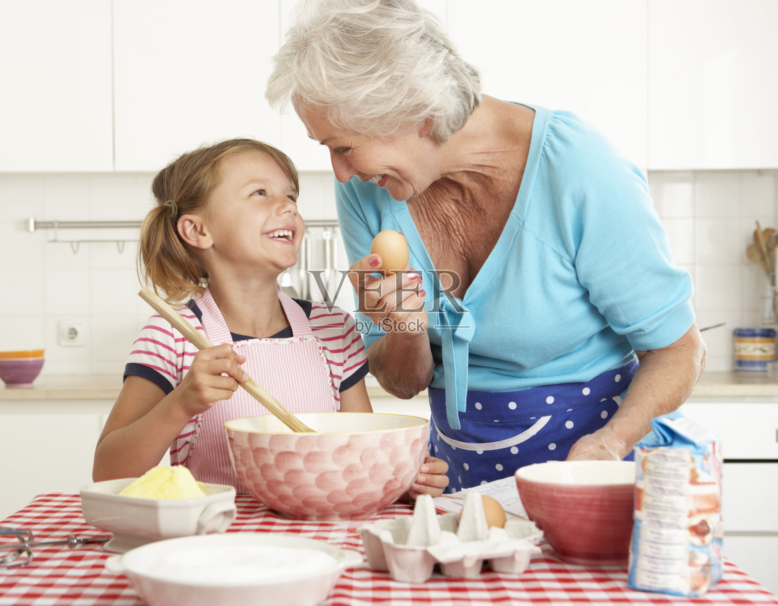 祖母和孙女在厨房烘焙照片摄影图片