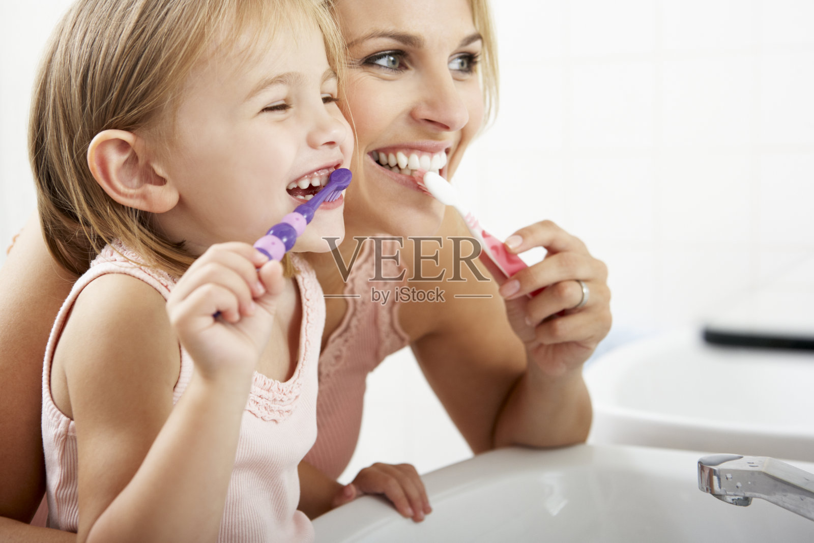 母亲和女儿一起刷牙照片摄影图片