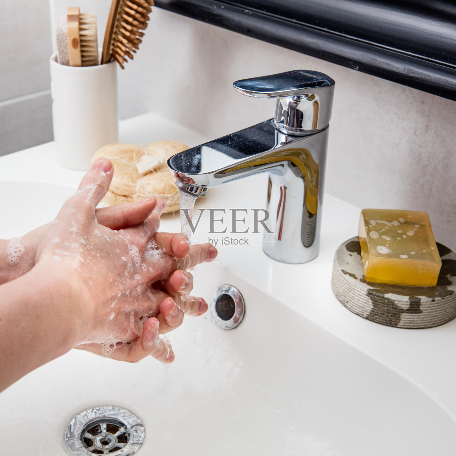 白种人女性用手和手指洗手，对抗微生物照片摄影图片