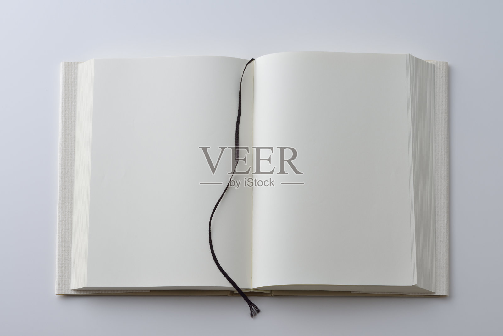 翻开的书的空白页，封面在白色背景上照片摄影图片