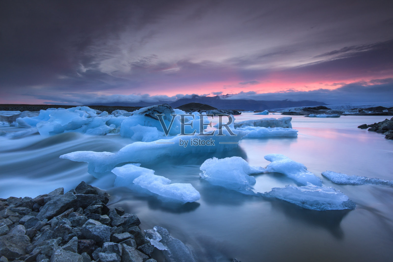 日落时冰山漂浮在Jokulsarlon冰川湖上照片摄影图片