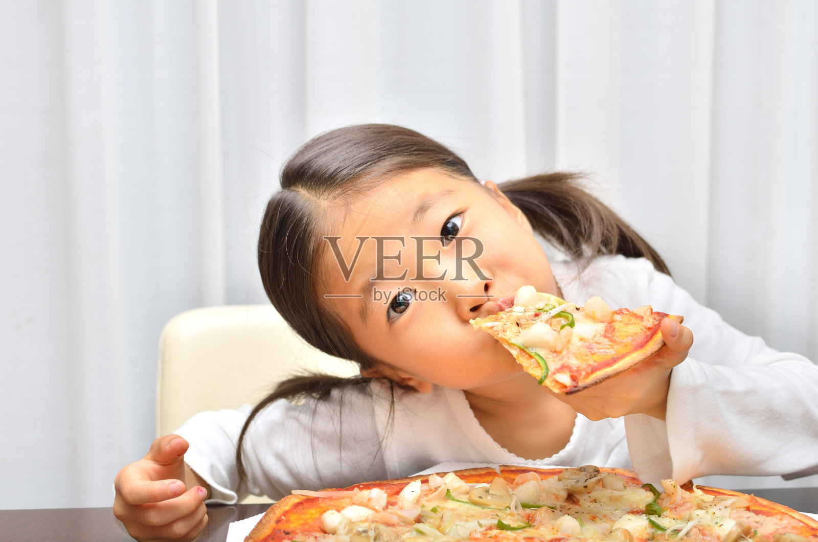 日本女孩吃食物照片摄影图片