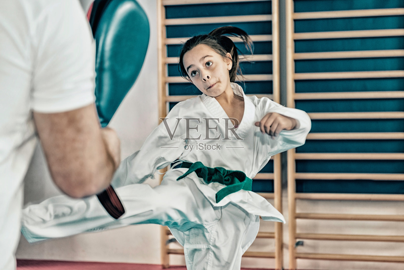 女孩练习跆拳道照片摄影图片