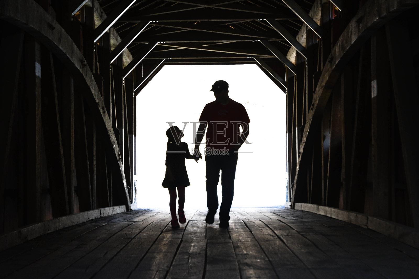 屋顶桥上的父亲和女儿照片摄影图片