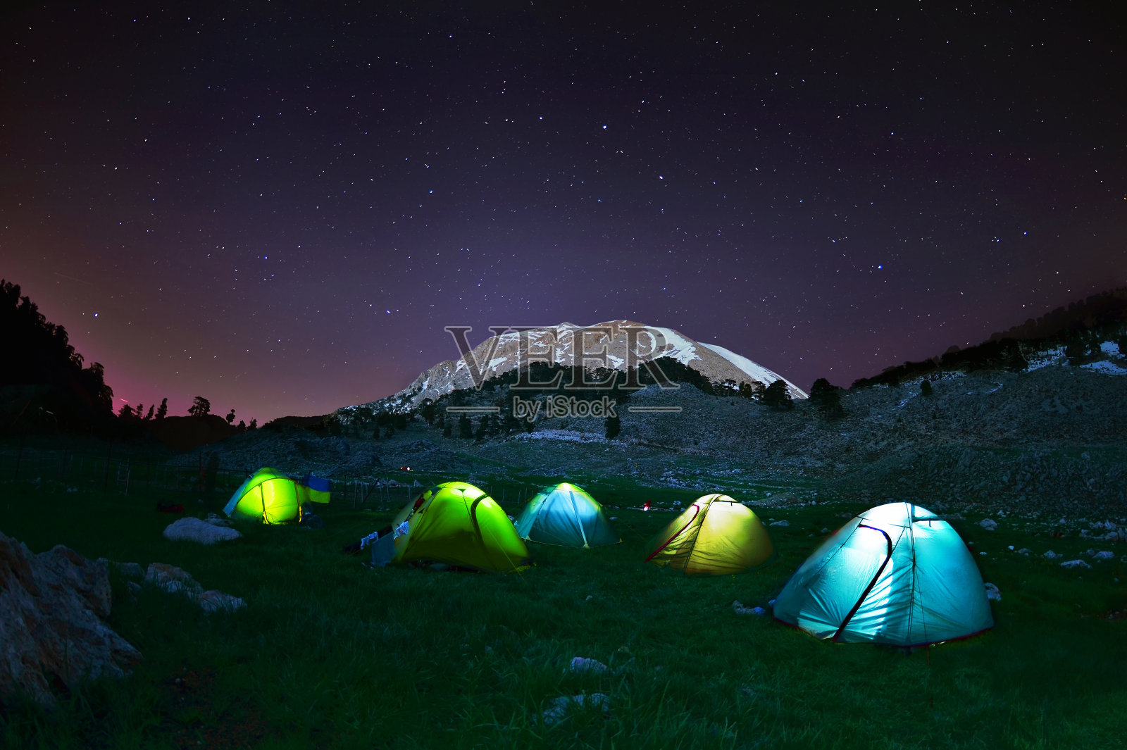 夜晚在星光下照亮黄色露营帐篷照片摄影图片