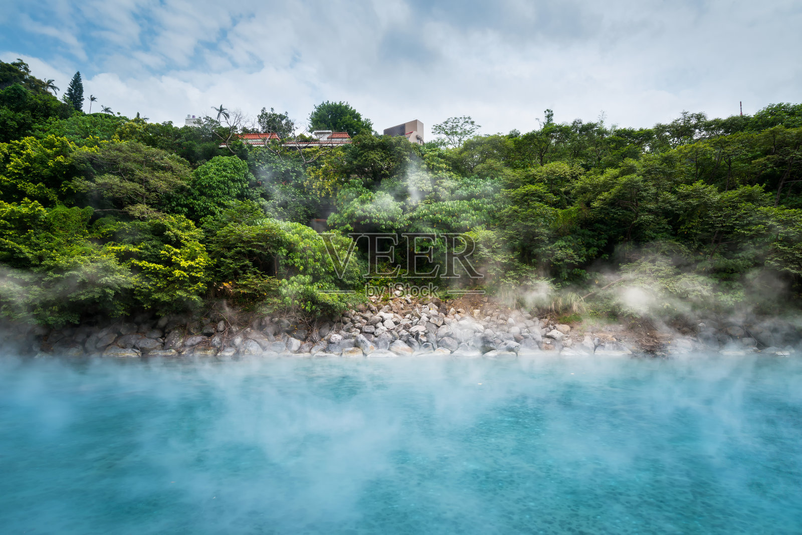 台湾热谷森林中的蓝色温泉池照片摄影图片