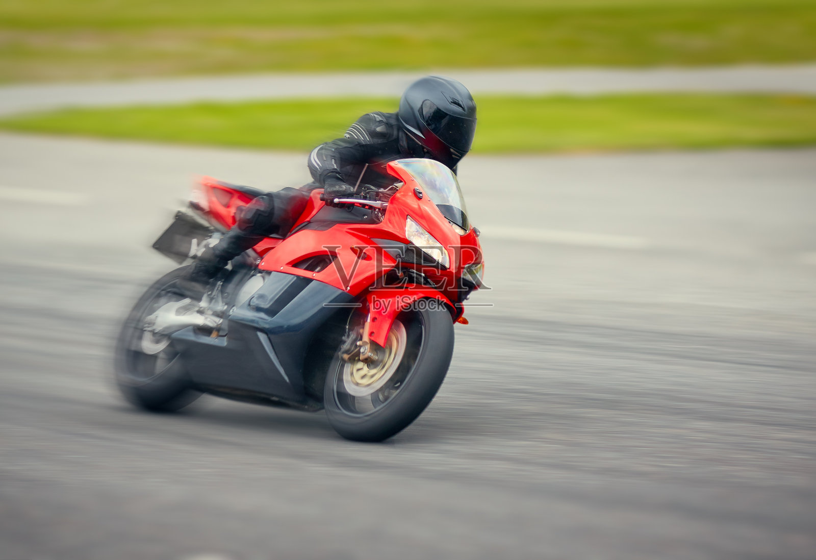 高速摩托车在赛道上飞驰。照片摄影图片