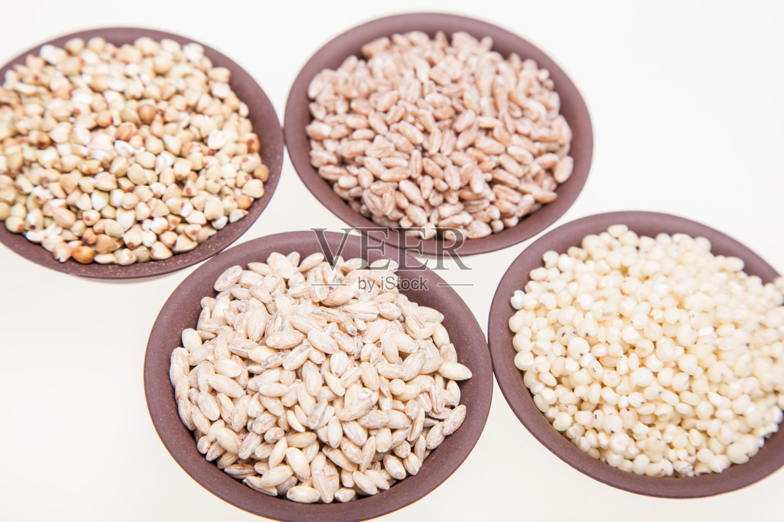 杂粮，大米，黑米，糙米，燕麦在中国碗照片摄影图片