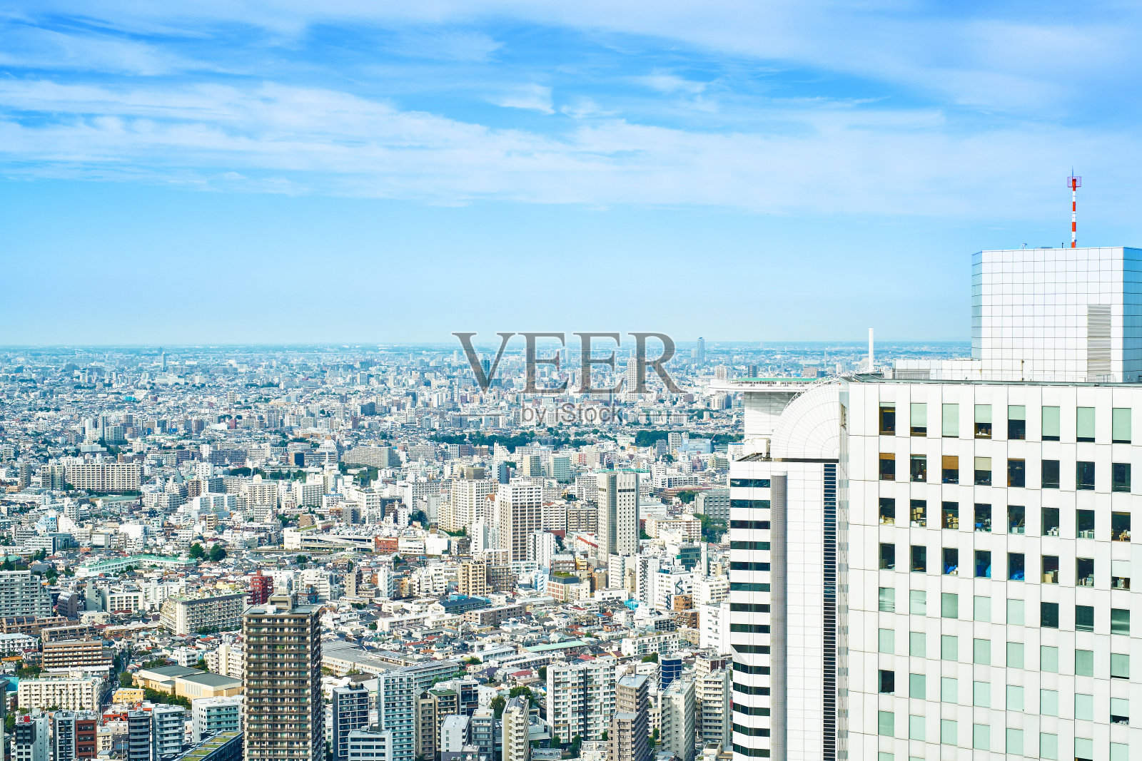 亚洲地产和企业建设的商业理念——日本东京，日出下的鸟瞰图和早晨湛蓝明亮的天空照片摄影图片