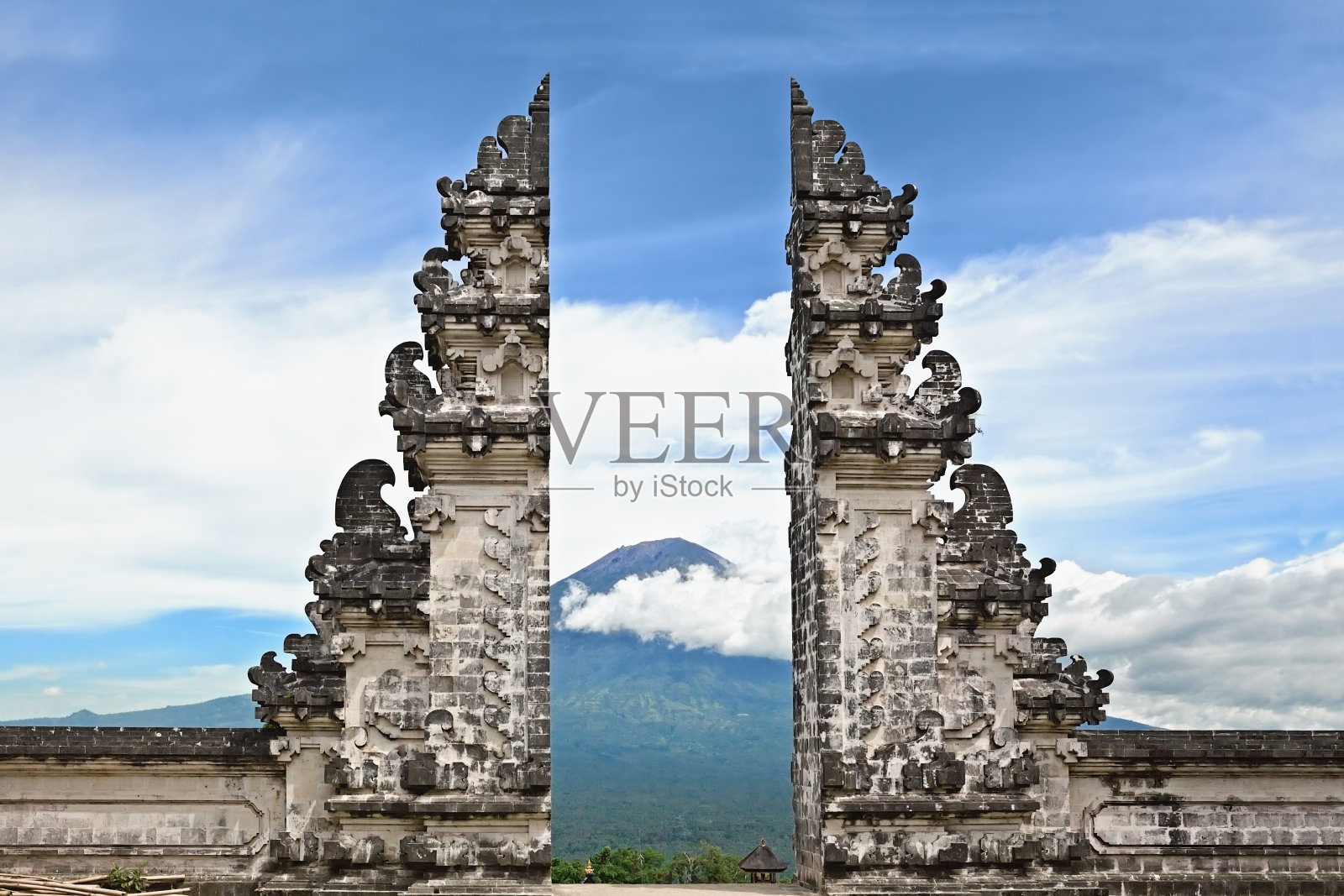 象征:阿贡山背景上的巴厘岛印度教寺庙照片摄影图片