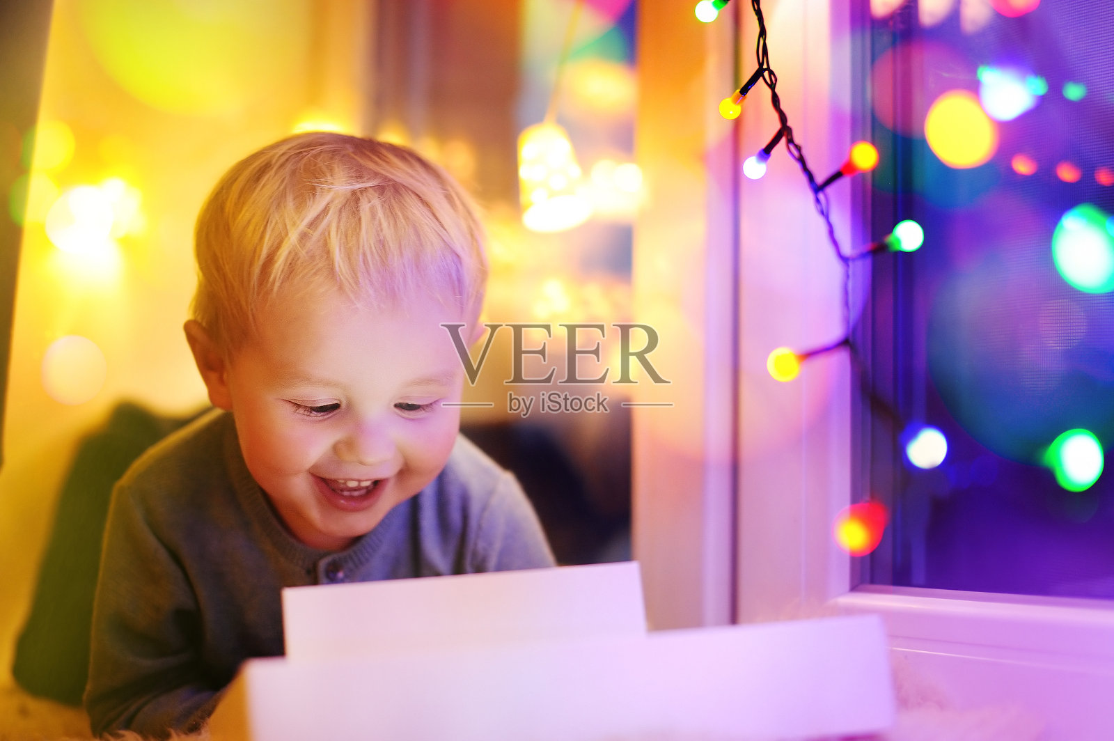 可爱的小男孩看着神奇的圣诞/新年礼物照片摄影图片