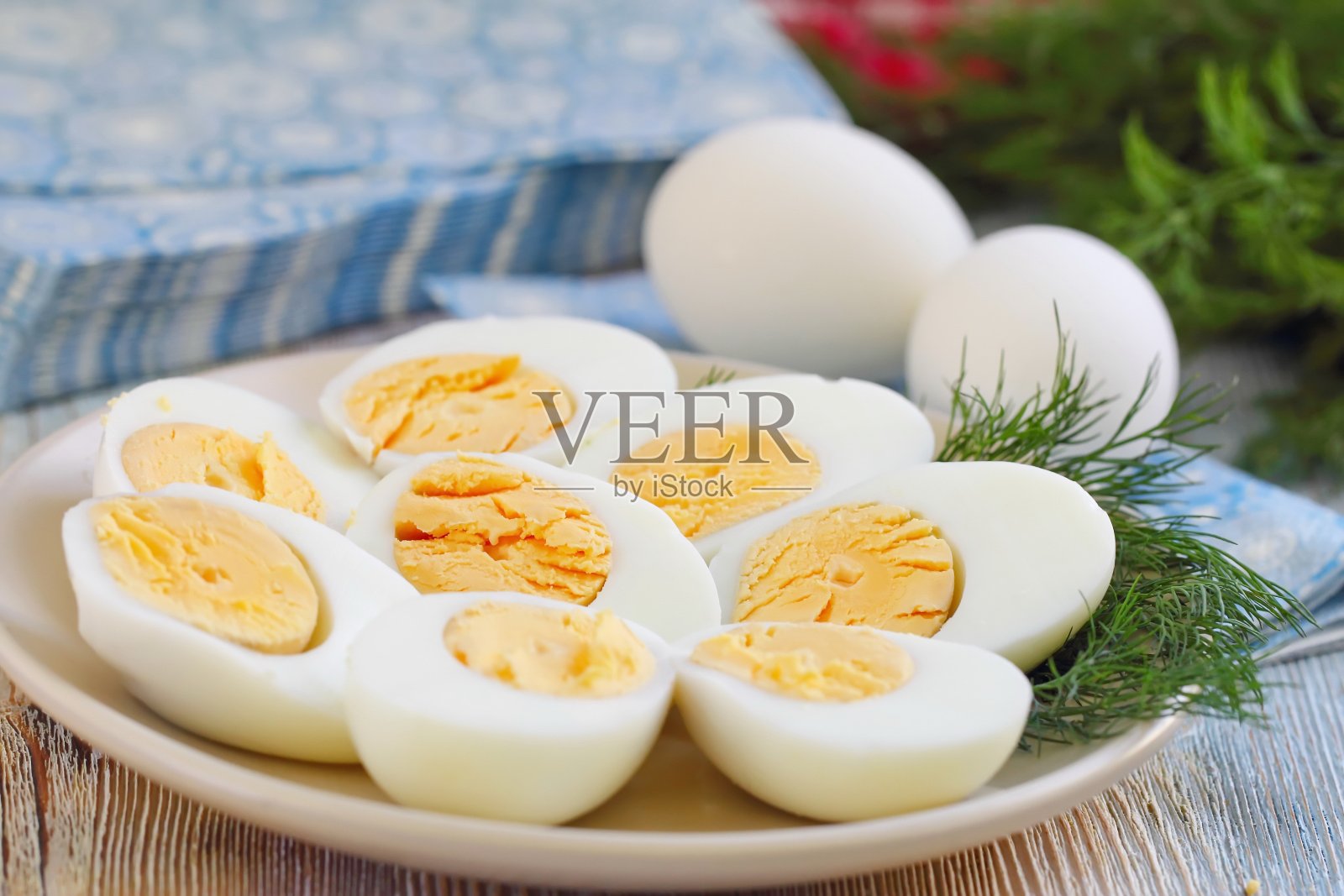 煮鸡蛋在盘子里照片摄影图片