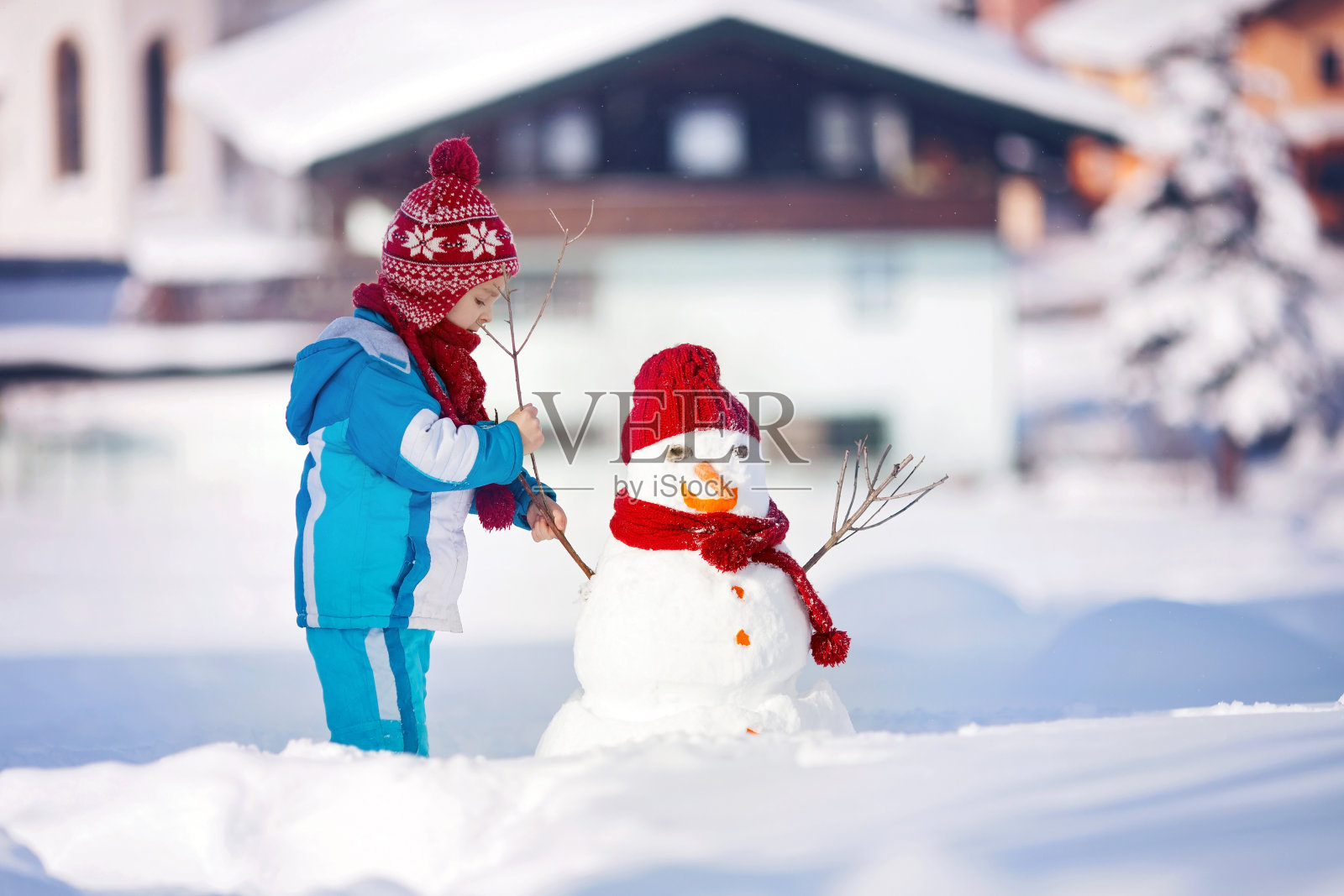 冬天冬至雪堆雪人树天空雪地雪花风景背景插画图片-千库网