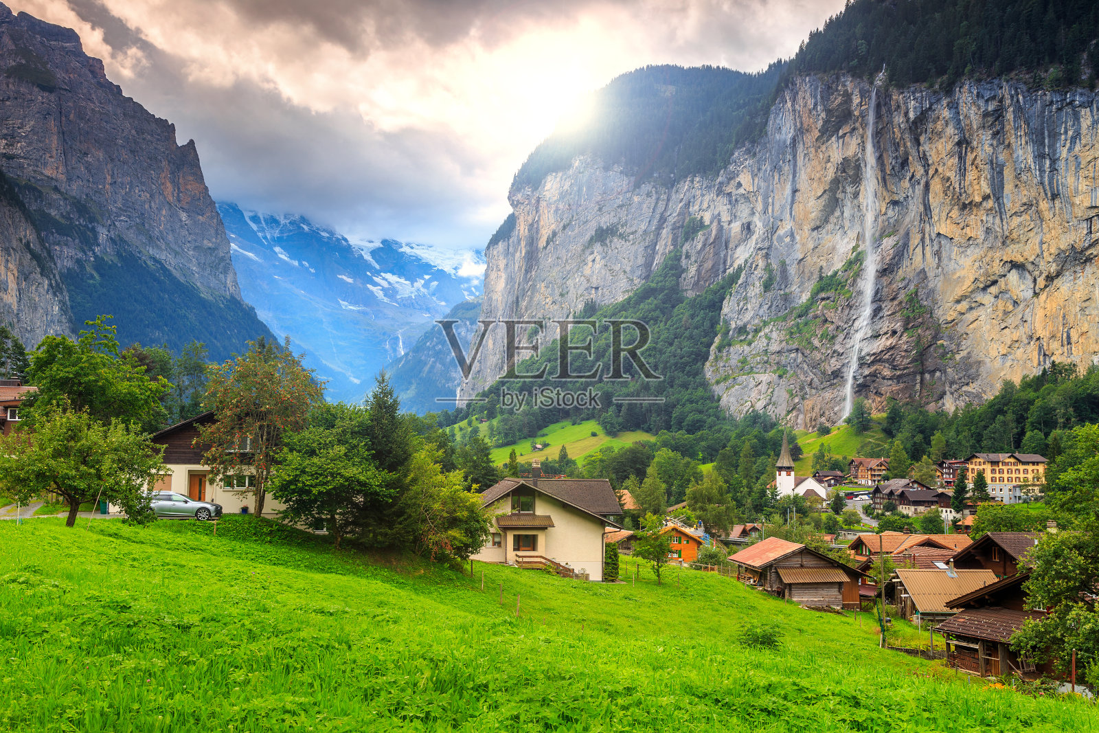 著名的Lauterbrunnen小镇和Staubbach瀑布，berese Oberland，瑞士，欧洲照片摄影图片