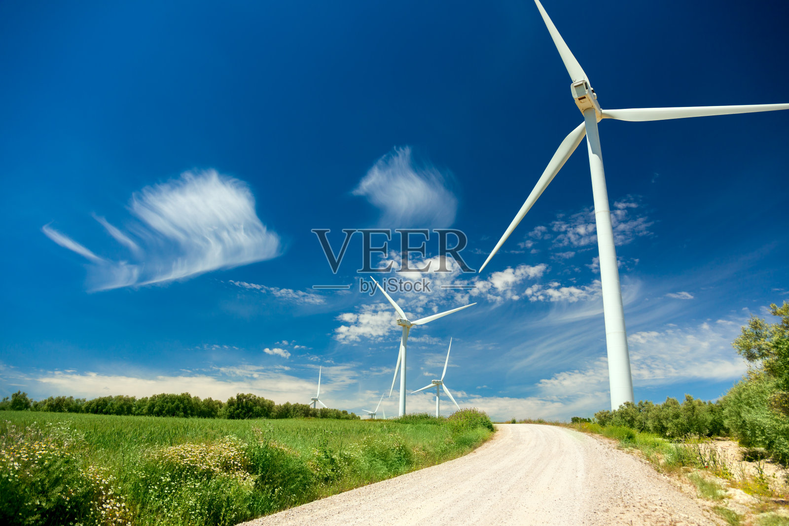 风力发电机涡轮机在美丽的真实景观照片摄影图片