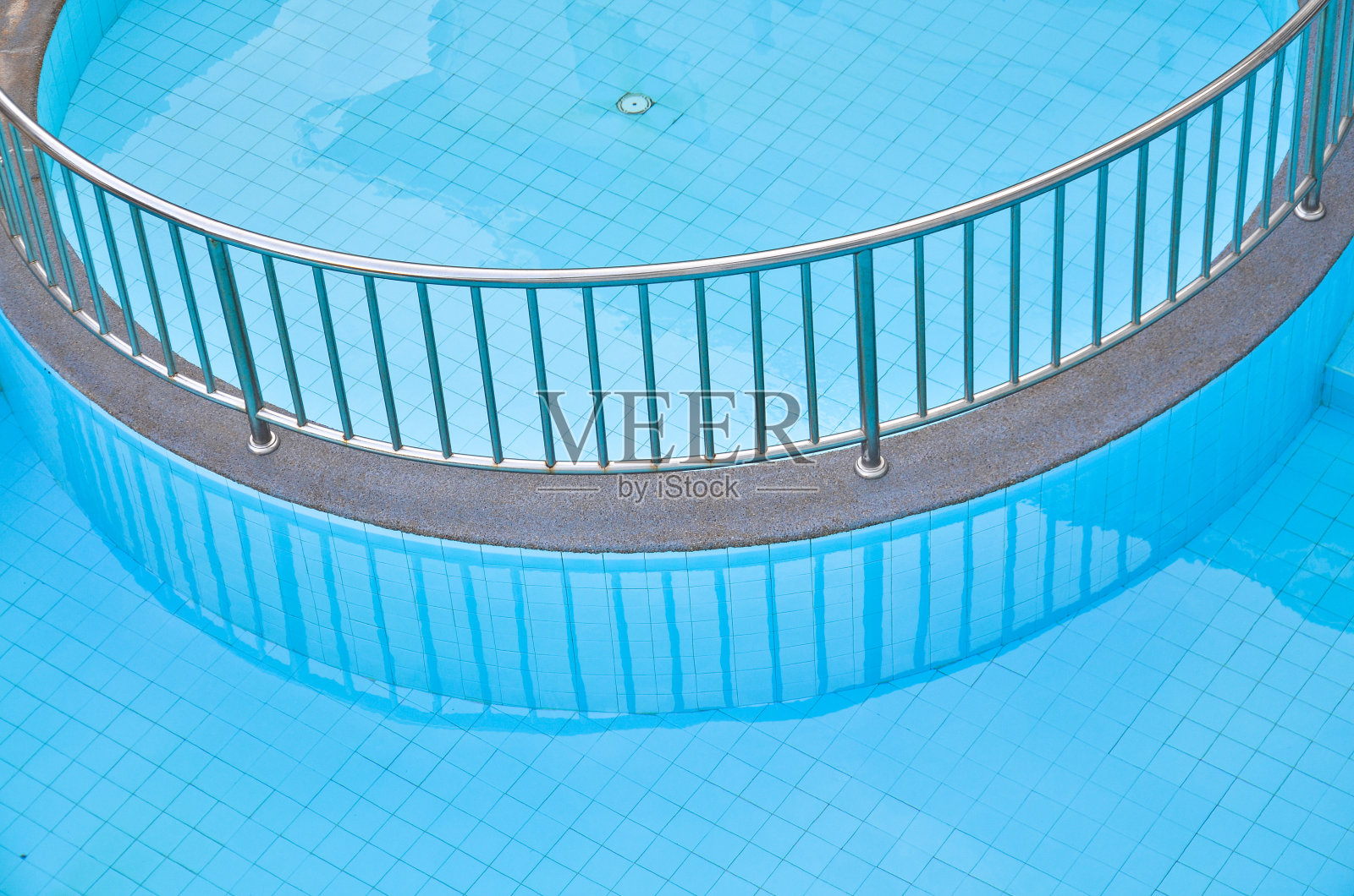 清澈的蓝色游泳池照片摄影图片