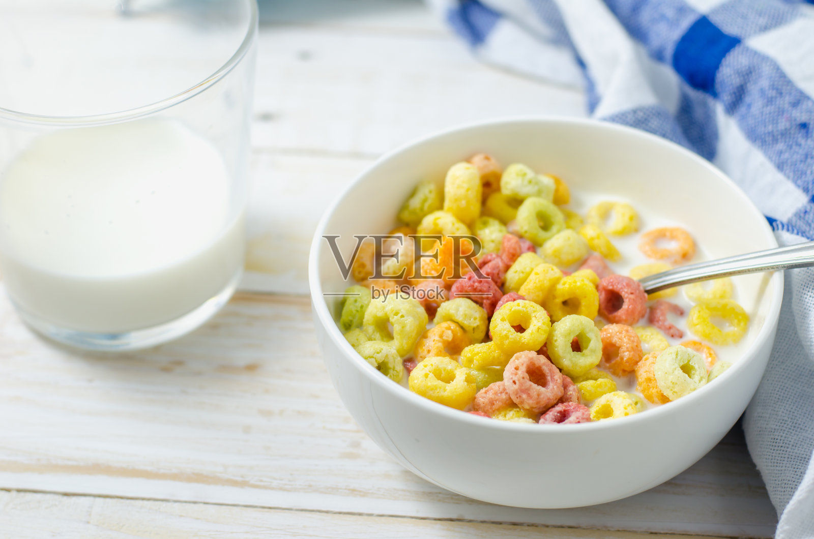 早餐，彩色麦片和牛奶照片摄影图片