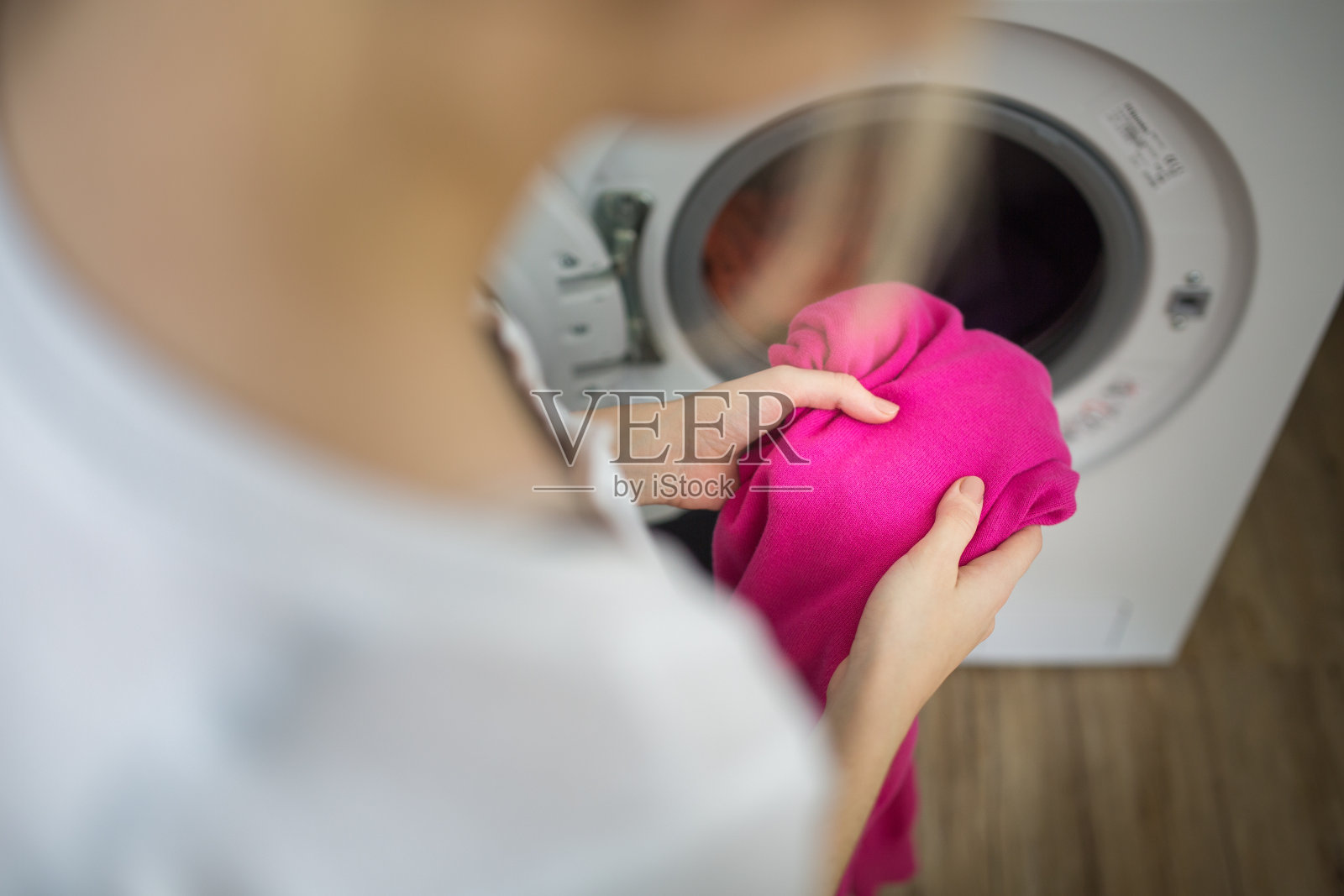年轻女子在洗衣服照片摄影图片