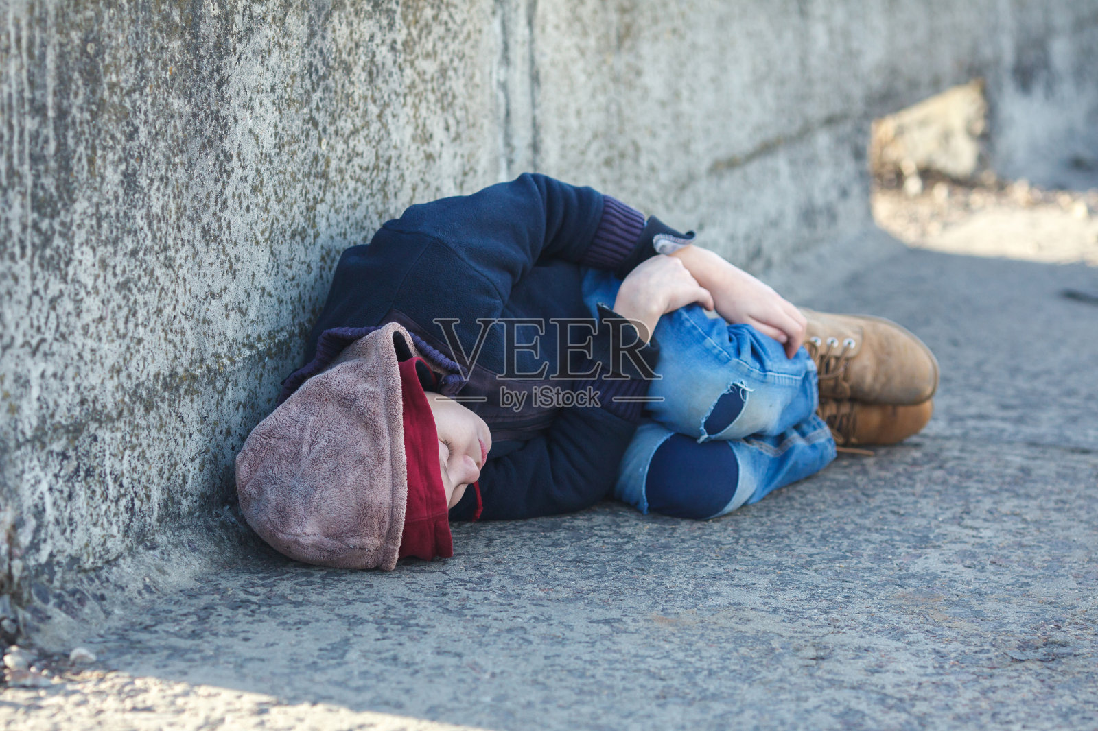无家可归的小男孩睡在桥上照片摄影图片