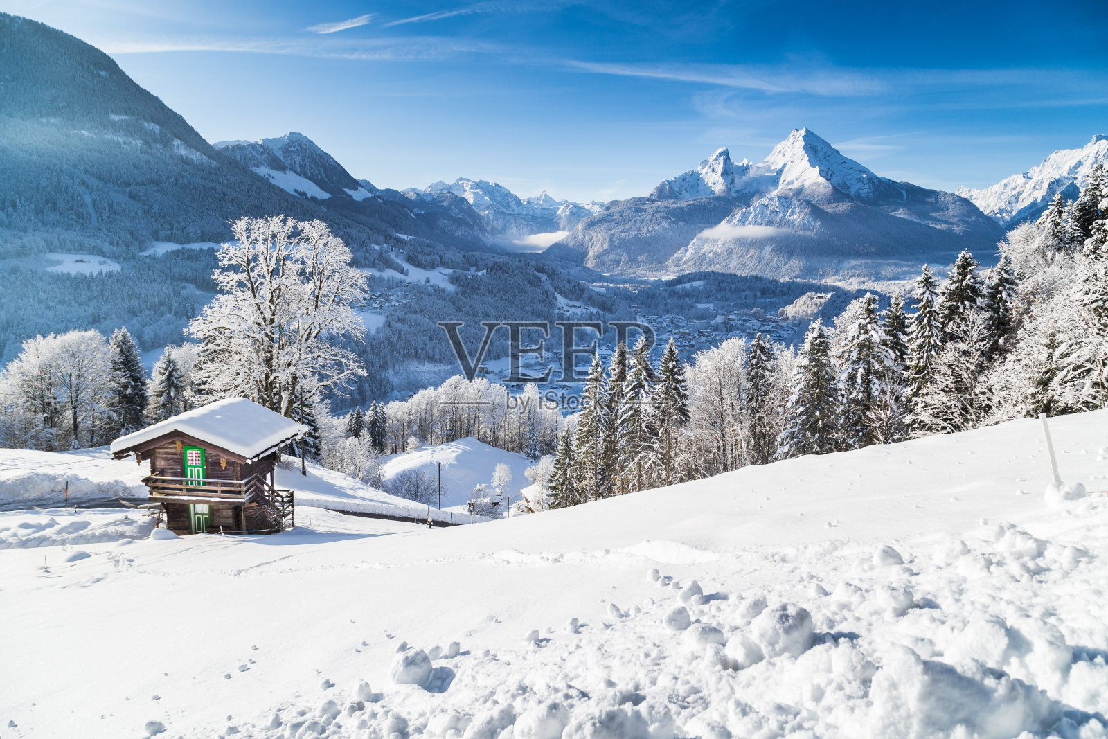 冬天的仙境和阿尔卑斯山的山间小屋照片摄影图片