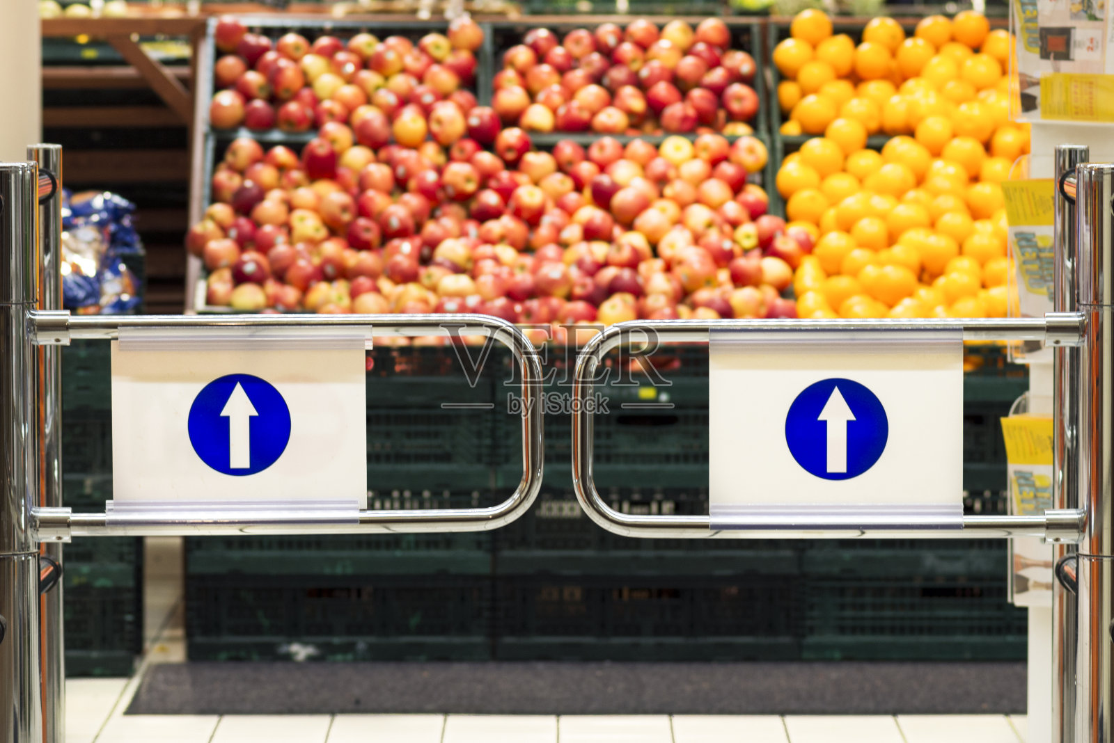 超市入口以水果篮为背景照片摄影图片